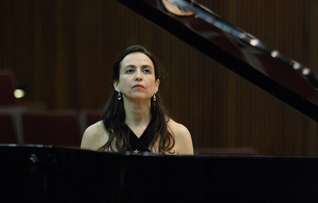 Filarmônica realiza concerto no Teatro Goiânia com pianista Sonia Rubinsky