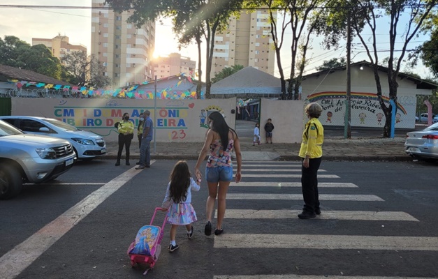 Fiscais de trânsito intensificam controle na porta das escolas, em Goiânia