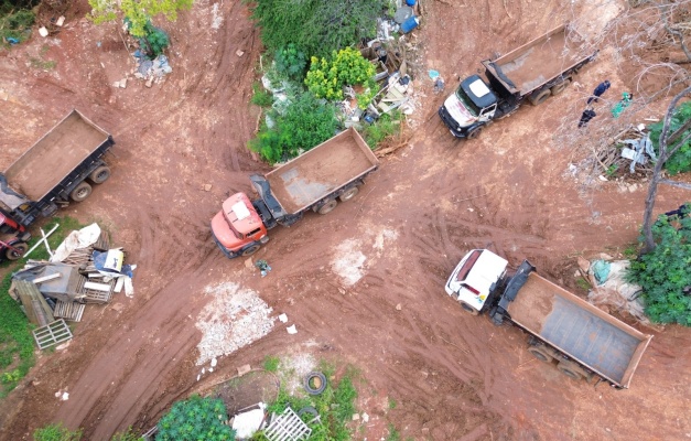 Fiscalização apreende 4 caminhões por descarte irregular de lixo em Goiânia