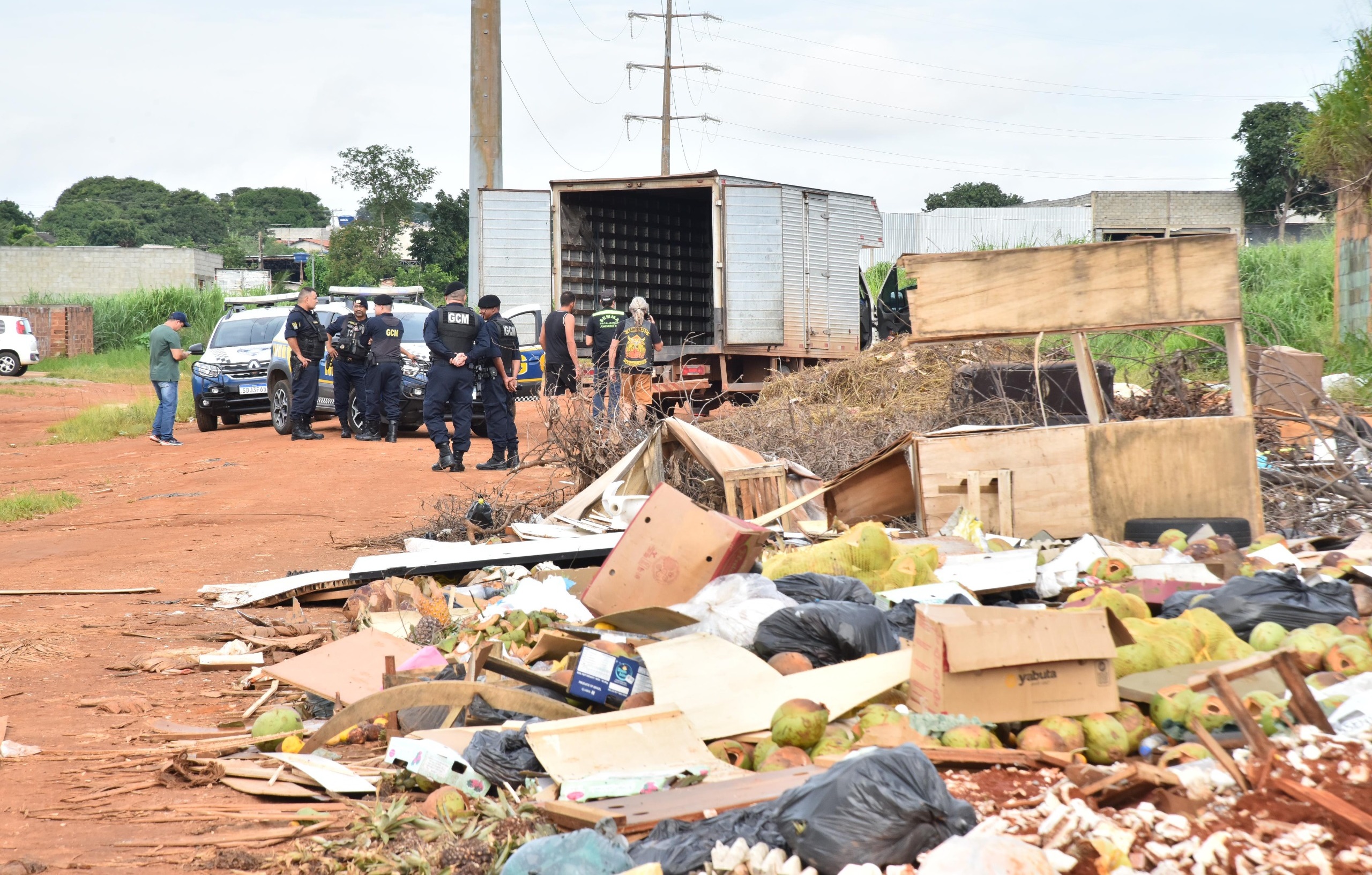 Fiscalização flagra descarte irregular de lixo em bairro de Aparecida 