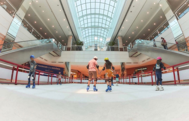 Flamboyant Shopping inaugura pista de patinação no gelo