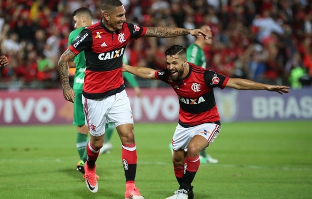 Flamengo goleia a Chapecoense por 5 a 1 com três gols de Guerrero e dois de Diego