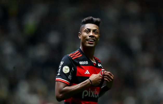 Flamengo goleia Atlético-MG e segue na liderança do Brasileiro