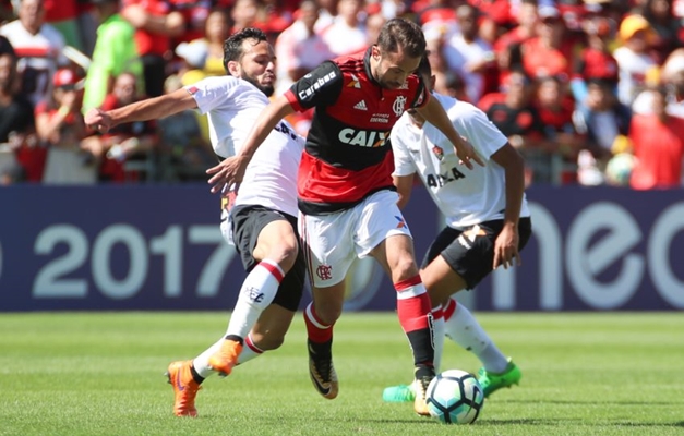 Flamengo perde em casa para o Vitória e torcida cobra saída de Zé Ricardo