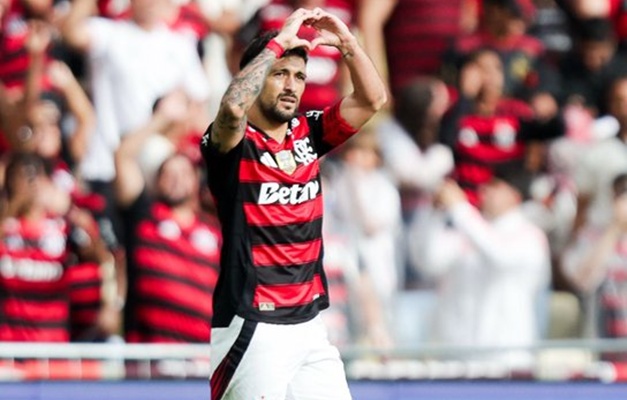 Flamengo vence 'final' do Brasileirão por 3 a 2 contra o Palmeiras