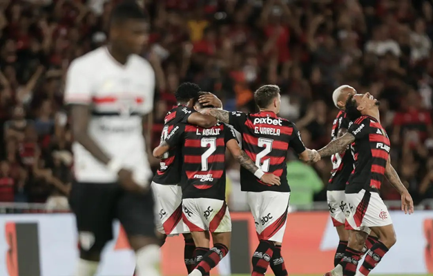 Flamengo vence São Paulo por 2 a 0 no retorno do Brasileiro
