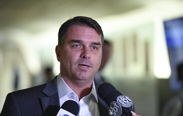 Flávio Bolsonaro afirma que há acordo para pautar anistia, não para aprovar