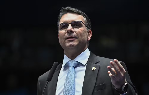 Flávio Bolsonaro condiciona fim da taxação a anistia: 'Se Brasil fizer dever de casa, acaba'