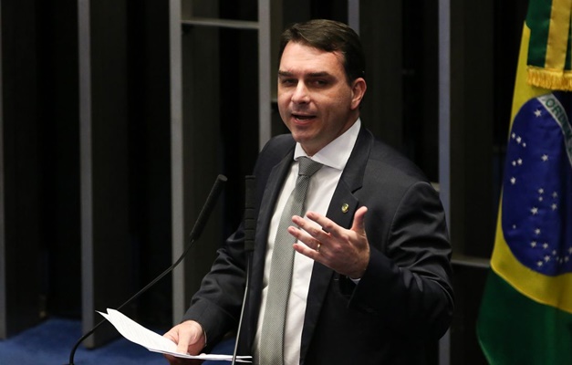 Flávio Bolsonaro diz que mãe e avós foram feitos reféns durante assalto