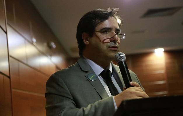 Flávio Buonaduce é o único a apresentar propostas em evento para mulheres