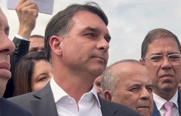 Flávio visita Bolsonaro pela 1ª vez após prisão e diz que Moraes 'não fez favor nenhum'
