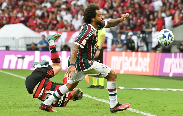 Flamengo e Fluminense fazem clássico de tempos distintos e empatam