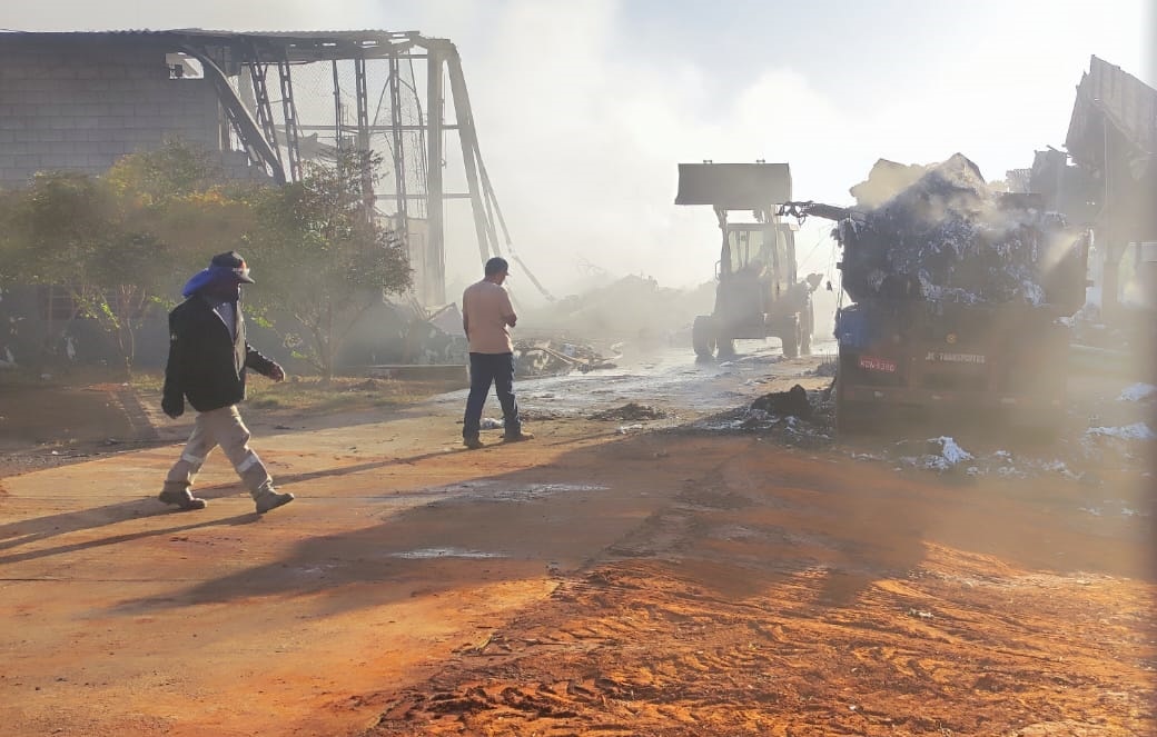 Fogo em fábrica desativada em Senador Canedo mobiliza bombeiros por 20 horas