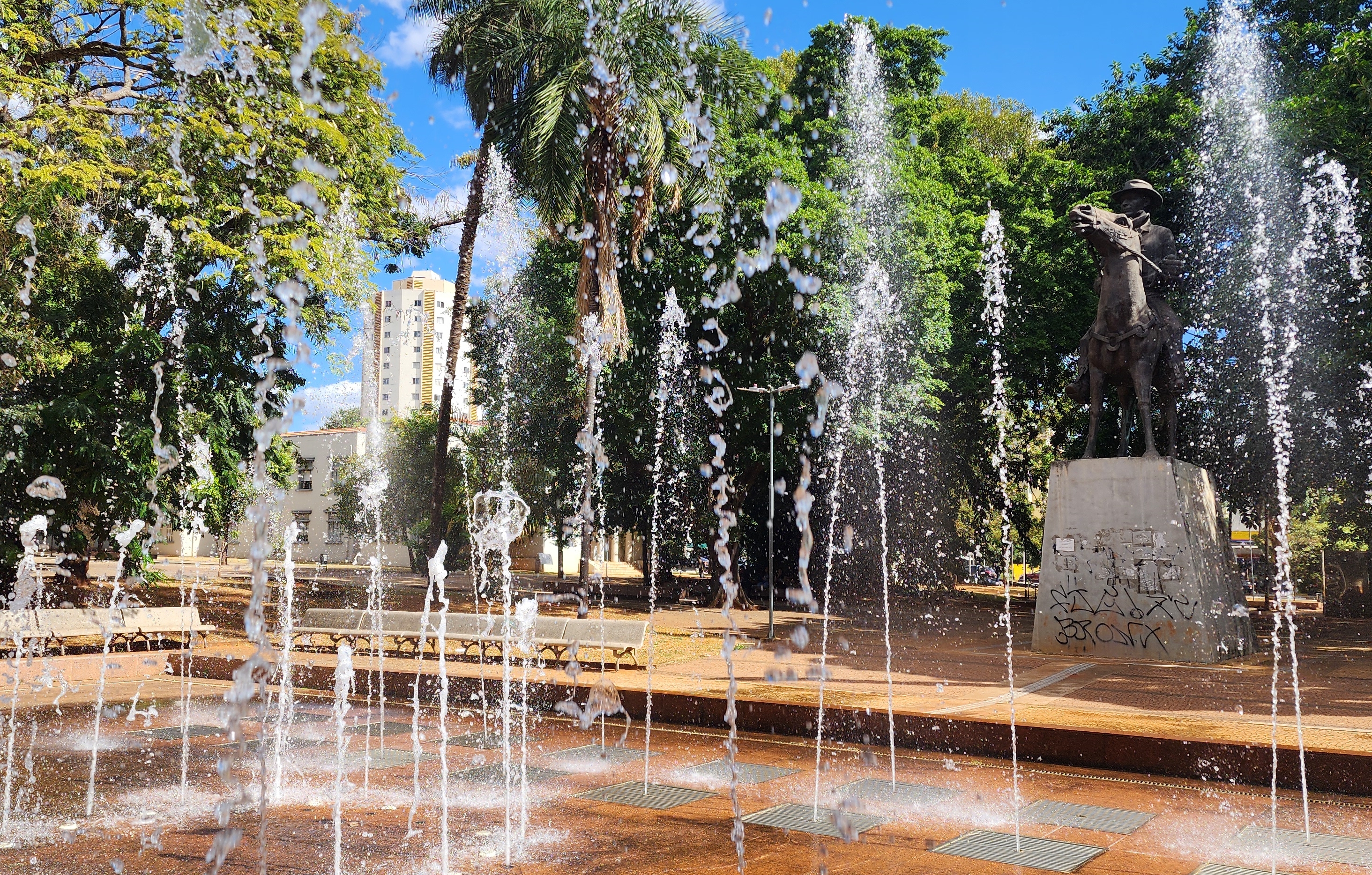 Fontes luminosas da Praça Cívica propiciam mergulho na história de Goiânia