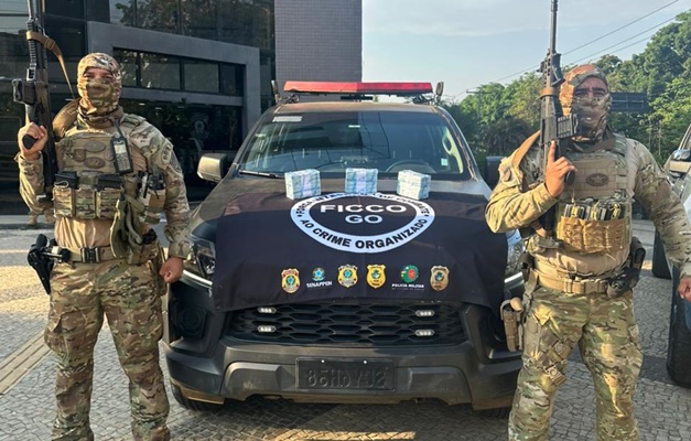 Força-tarefa apreende R$ 300 mil em espécie dentro de carro em Goiás 