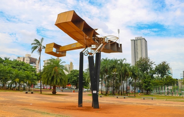 Força-tarefa da Comurg revitaliza Praça do Avião em Goiânia