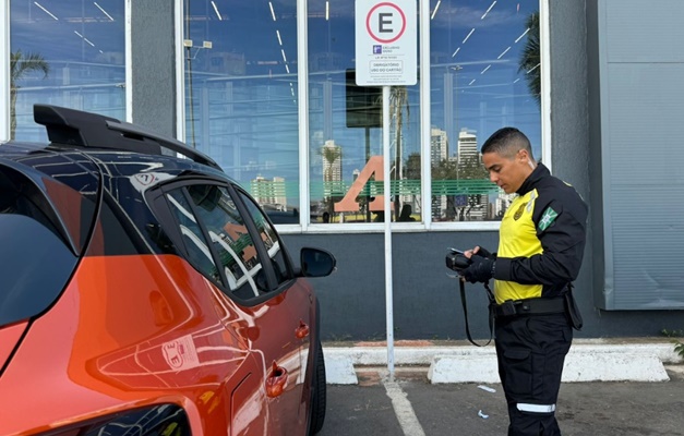 Força-tarefa registra 400 infrações em estacionamentos especiais em Goiânia