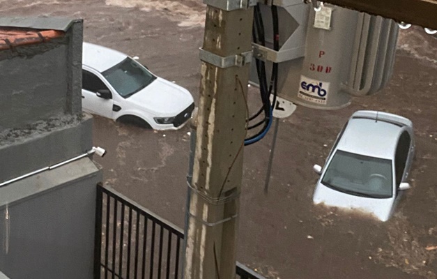 Forte chuva causa transtornos em Goiânia nesta terça-feira (23/9)