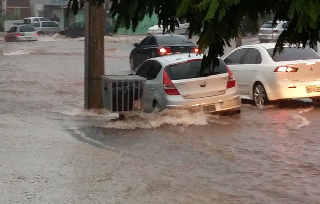 Forte chuva deixa goianienses ilhados na capital