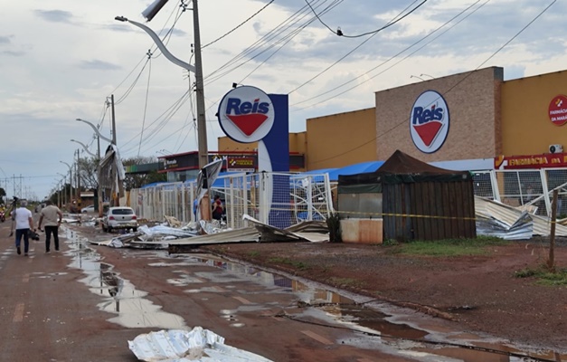 Forte temporal causa estragos em Itumbiara