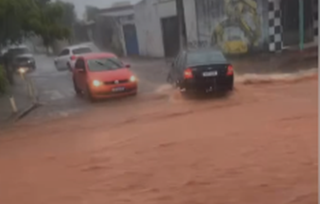 Forte temporal deixa ruas alagadas em Goiânia 