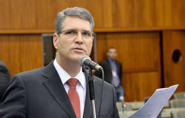 Francisco Jr critica prazos de atendimento na Saúde de Goiânia