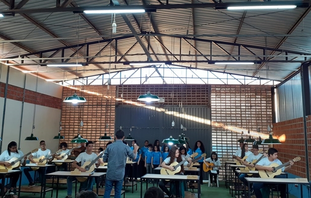 Fundação Espírita encerra oficina de confecção de violões em Catalão