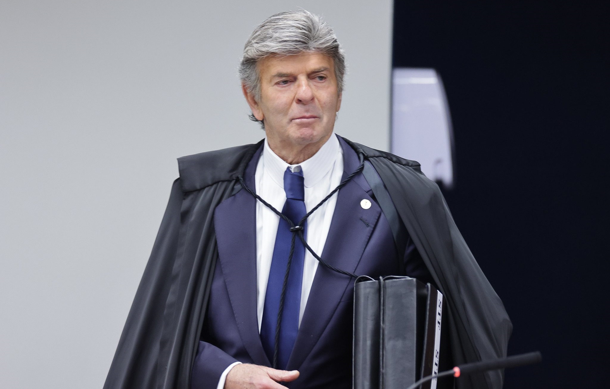 Fux cita incompetência absoluta do STF e vota para anular ação contra réus