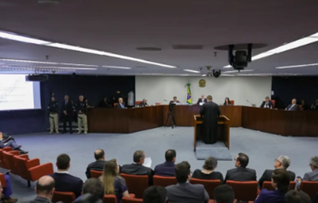 Fux defende anular todo o processo por falta de competência do STF