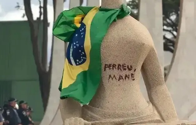 Fux pede vista e adia julgamento de mulher que pichou com batom estátua da Justiça