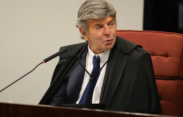 Fux vota para absolver Bolsonaro de todos os crimes