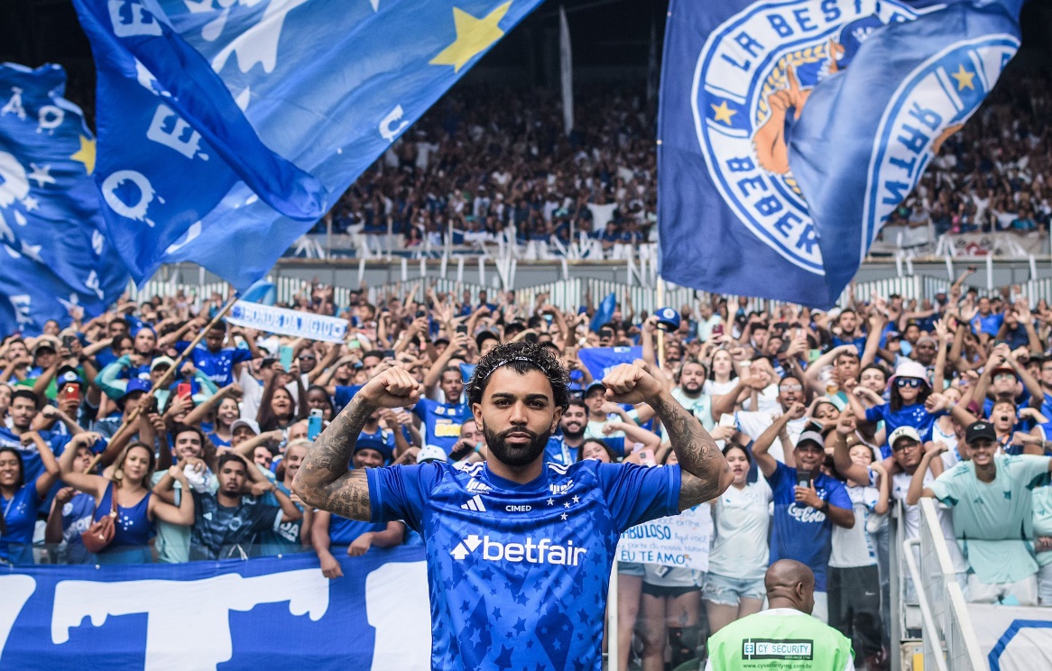 Gabigol é apresentado pelo Cruzeiro em um Mineirão lotado