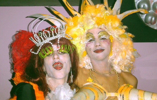 Galeria de Goiânia homenageia boate Jump, com participação de Nany People 