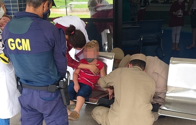 Garoto de 3 anos prende a mão em cadeira em UPA de Goiânia