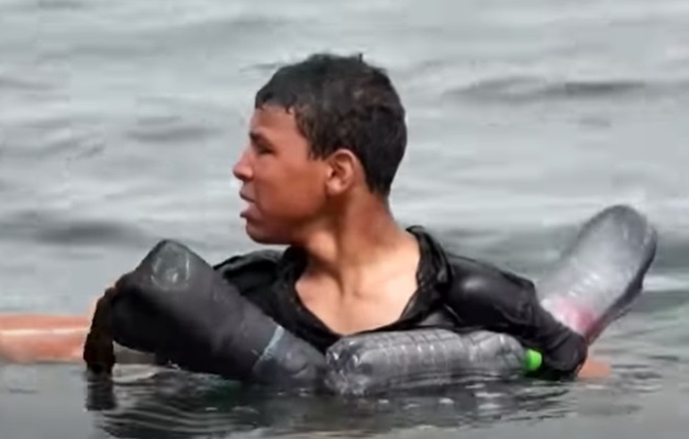Garoto migrante chega a enclave espanhol amarrado a garrafas para flutuar