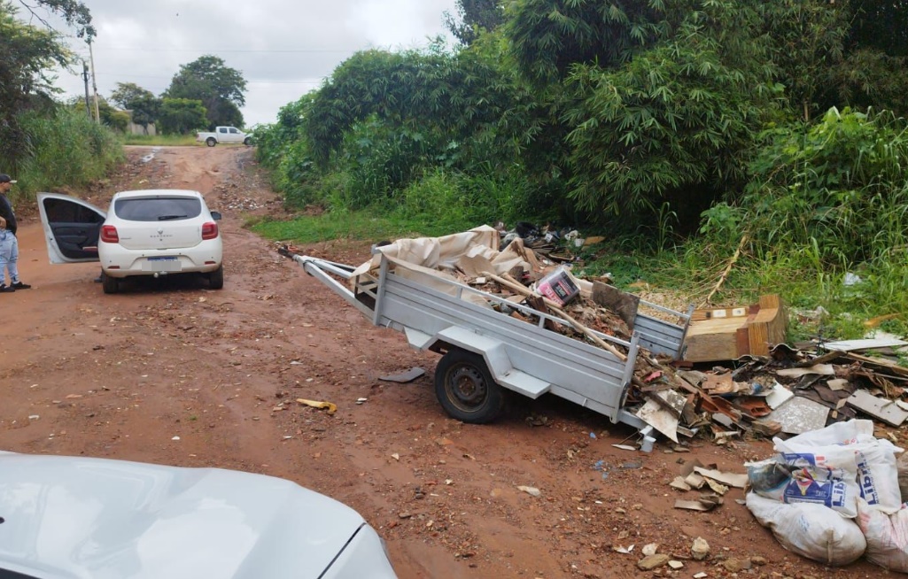 GCM flagra descarte irregular de entulho em Aparecida de Goiânia