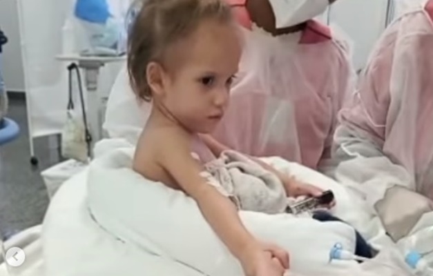 Gêmea Heloá passa batom e Valentina deve ser extubada nesta segunda (6)