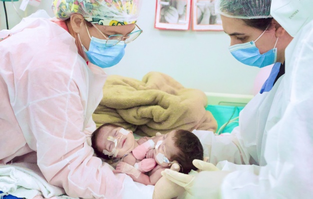 Gêmeas siamesas de Manaus passam por cirurgia de separação em Goiânia