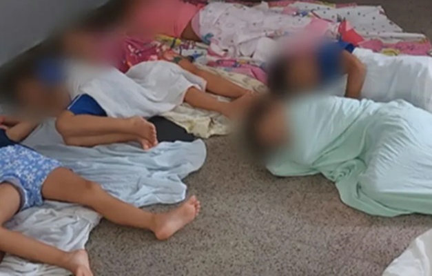 Gestores de escola onde crianças dormiam no chão são afastados