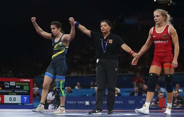 Giullia Penalber avança e luta pelo bronze no wrestling em Paris