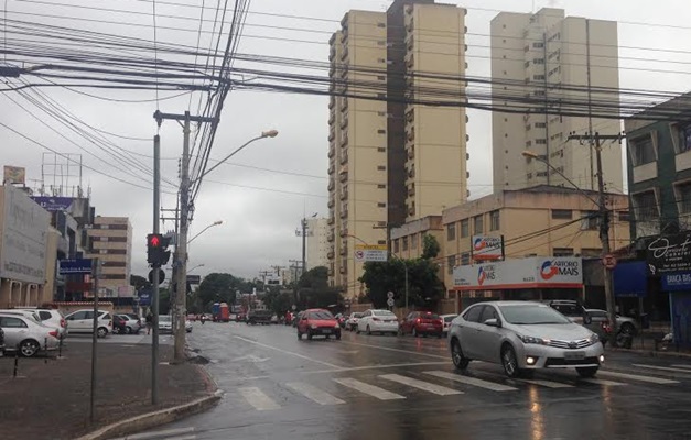 Goiânia amanhece chuvosa após chegada de frente fria