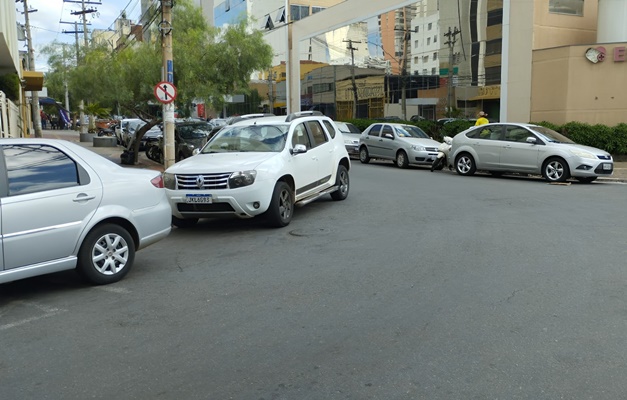 Goiânia autua mais de 2 mil veículos por estacionamento irregular