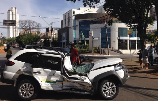 Goiânia: colisão entre dois carros no Setor Marista deixa uma pessoa ferida