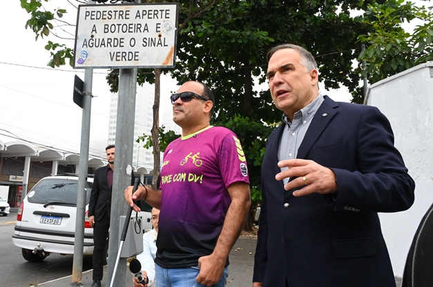 Goiânia ganha 52 botoeiras sonoras para ajudar deficientes visuais