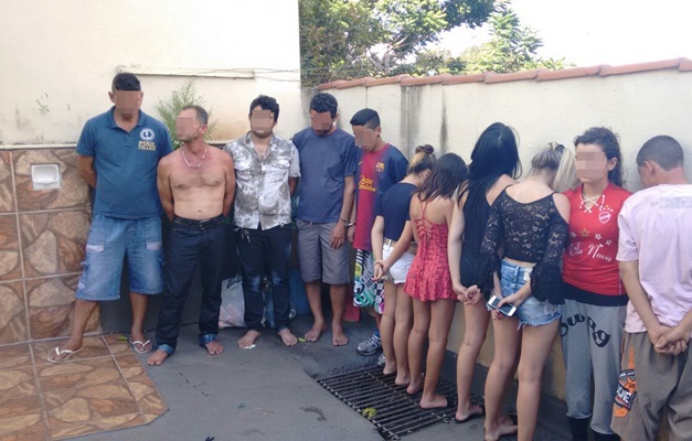 Goiânia: PM apreende drogas e detém 11 pessoas em casa no Jardim Novo Mundo