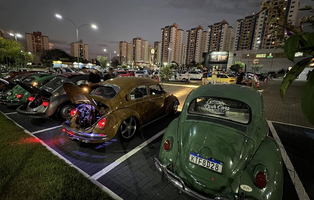 Goiânia recebe exposição de carros antigos, customizados e modificados