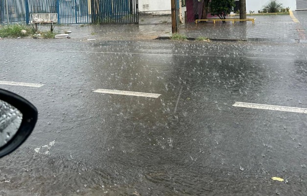 Goiânia registra chuva de granizo neste domingo (17/9)