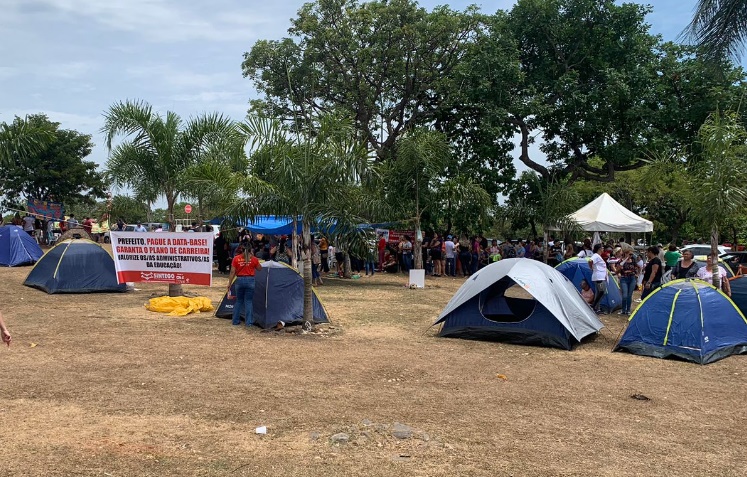 Goiânia: servidores da Educação em greve acampam em frente ao Paço Municipal