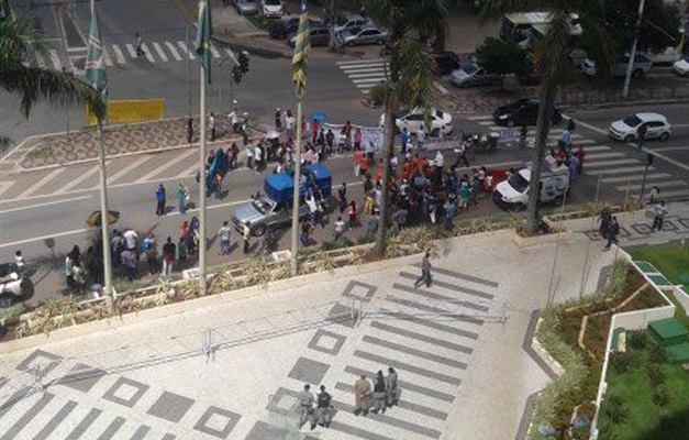 Goiânia: trânsito fica lento na região da Praça Cívica durante manifestação