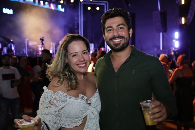 Goianienses aproveitam noite de samba com show do grupo Só Pra Contrariar